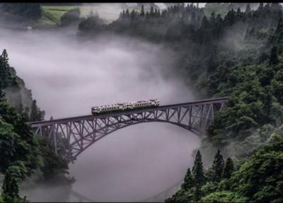 گذر از مه ، تصویری بی نظیر از عبور قطاری روی پل در ژاپن
