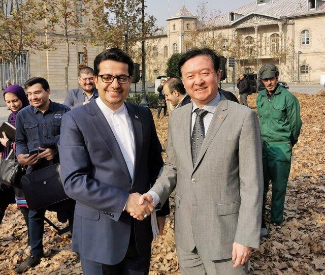 دیدار اتفاقی سفیر چین در ایران با موسوی در مسیر برگ دیدار اتفاقی سفیر چین در ایران با موسوی در راستا برگ
