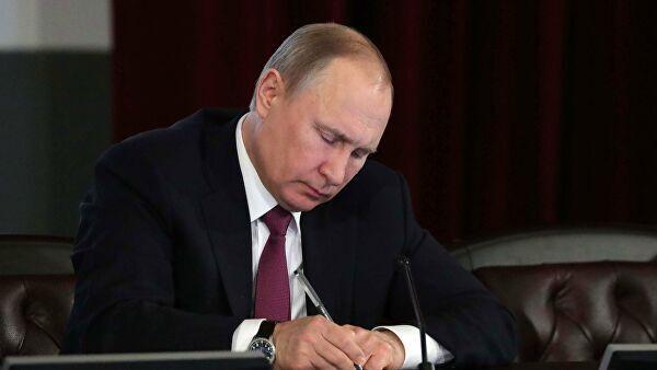 خبرنگاران پوتین تاریخ همه پرسی قانون اساسی روسیه را خاطرنشان کرد