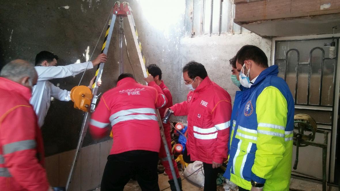 نجات جان یک کارگر از چاه 10متری و گاز گرفتگی در تایباد
