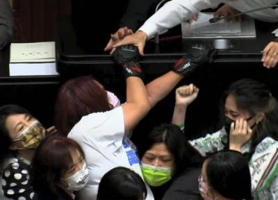 درگیری نمایندگان زن در مجلس تایوان