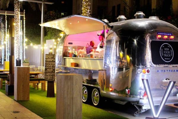 دبی ؛ یک روز خوشمزه با کامیونت های غذای خیابانی