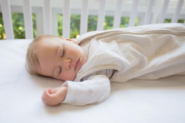 نوزاد در خواب کابوس می بیند یا رویا؟!