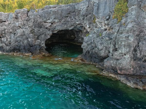 سفر به غار شگفت انگیز گروت (The Grotto): نگینی درخشان در اعماق کانادا
