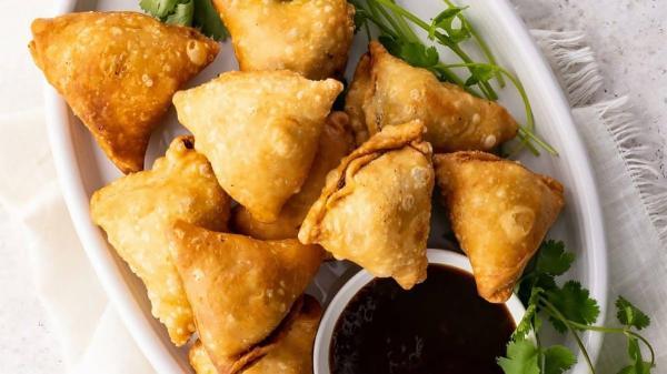 طرز تهیه سمبوسه پنیری و سیب زمینی ساده و خوشمزه طرز تهیه سمبوسه پنیری و سیب زمینی ساده و خوشمزه