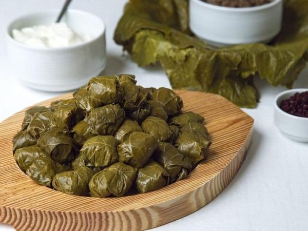 طرز تهیه دلمه برگ مو با عدس؛ یک غذای گیاهی خوشمزه و مقوی