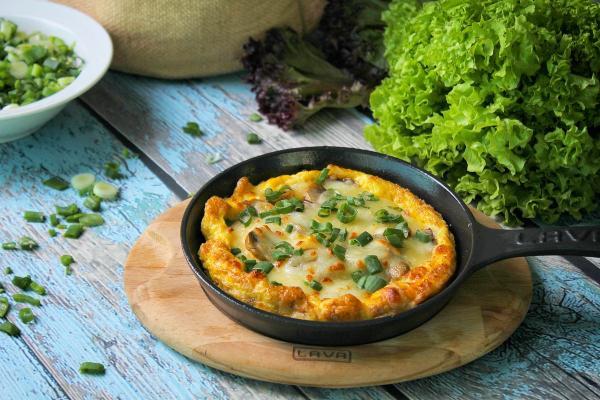 طرز تهیه کوکو سبزی مجلسی؛ رازهای وا نرفتن، پف کردن و سبزی معطر